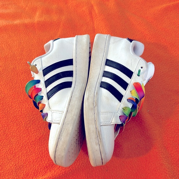 Classic adidas. Womens size 7. - Picture 6 of 6